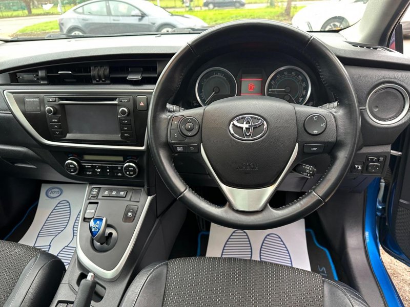 TOYOTA AURIS