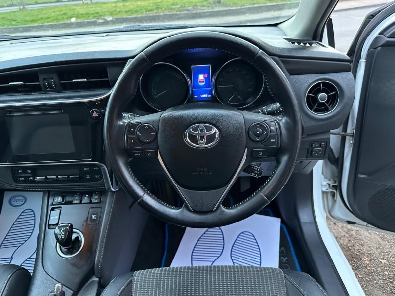 TOYOTA AURIS