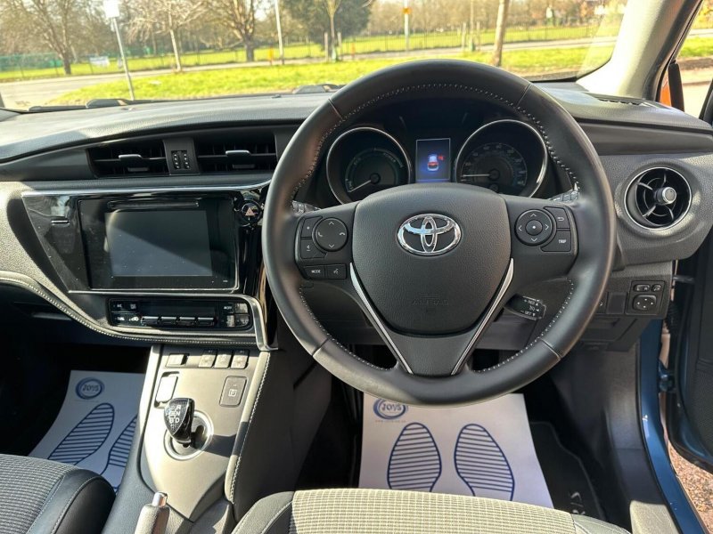 TOYOTA AURIS