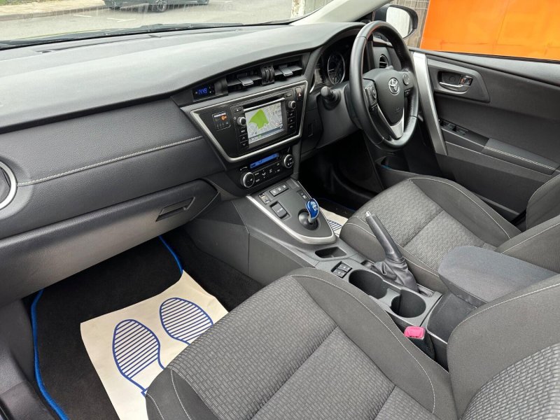 TOYOTA AURIS
