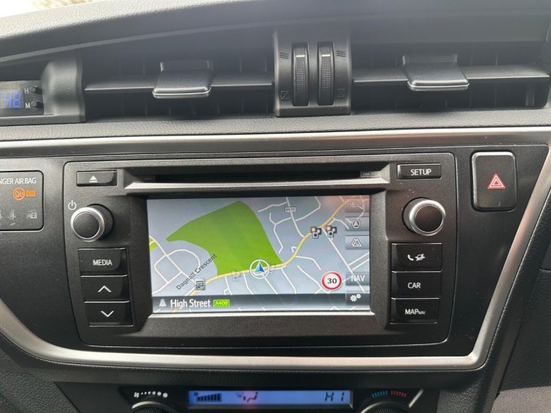 TOYOTA AURIS