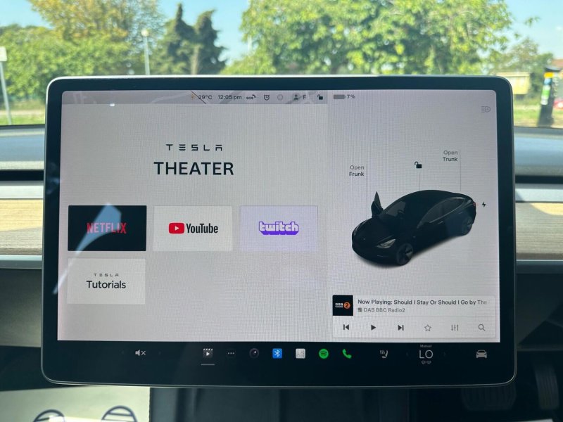 TESLA MODEL 3